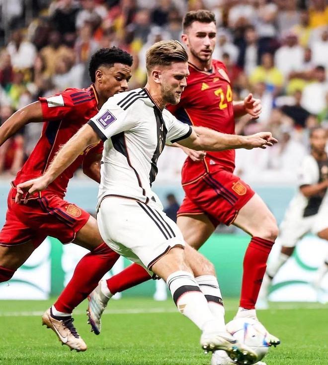 格拉斯纳：连续四个定位球丢球很丢人，疲劳不是输球的借口（格拉斯纳：连丢四个定位球太丢脸，疲劳不该成为输球借口）