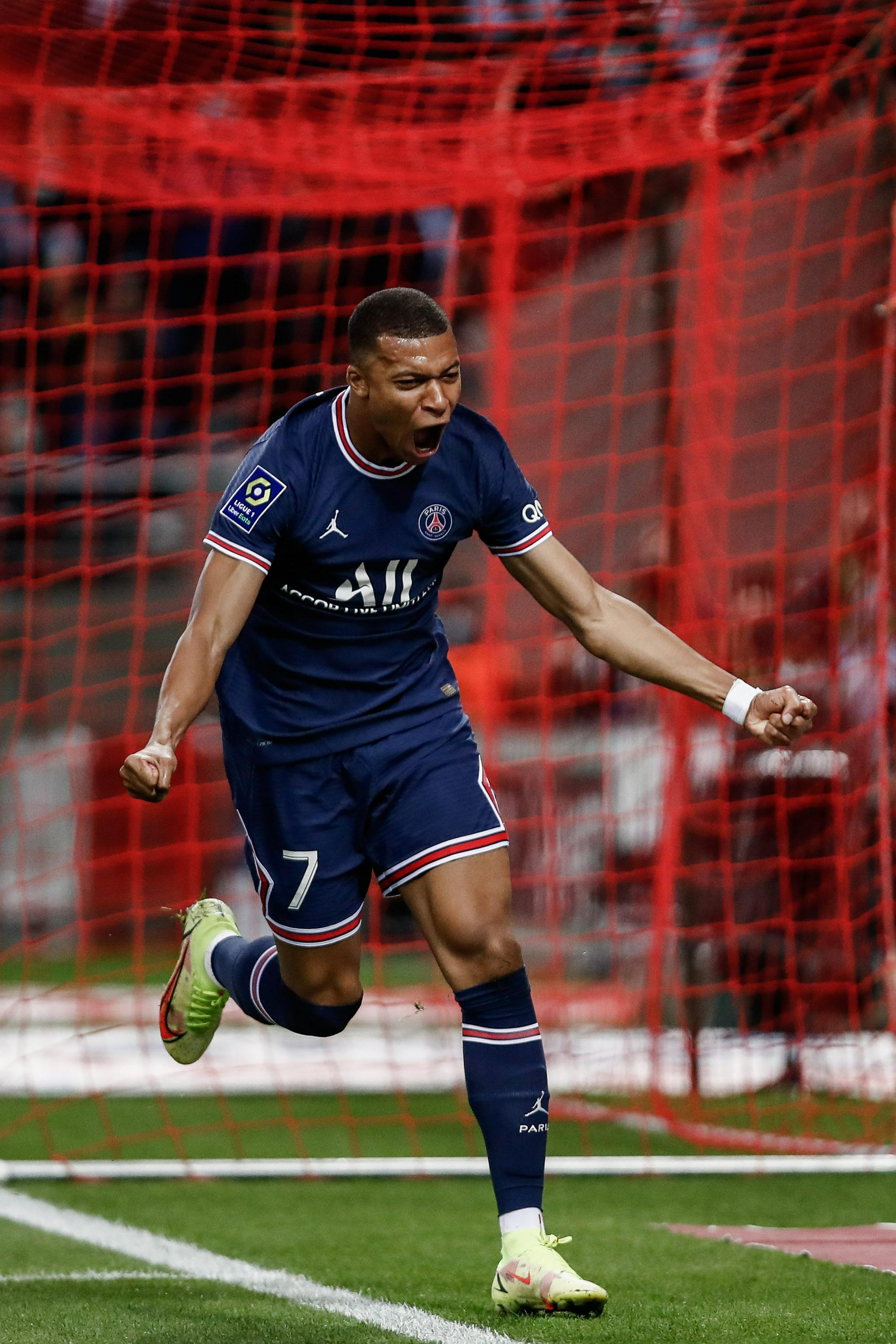 记者：皇马今天训练维尼修斯与姆巴佩长时间与教练组进行沟通（据记者报道，皇马今日训练中，维尼修斯和姆巴佩与教练组长时间交流）