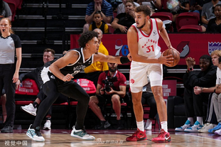 BBC：芝加哥火焰与莱万就转会展开积极谈判，球员愿意加盟（据BBC报道，芝加哥火焰与莱万就转会深入洽谈，球员倾向加盟）