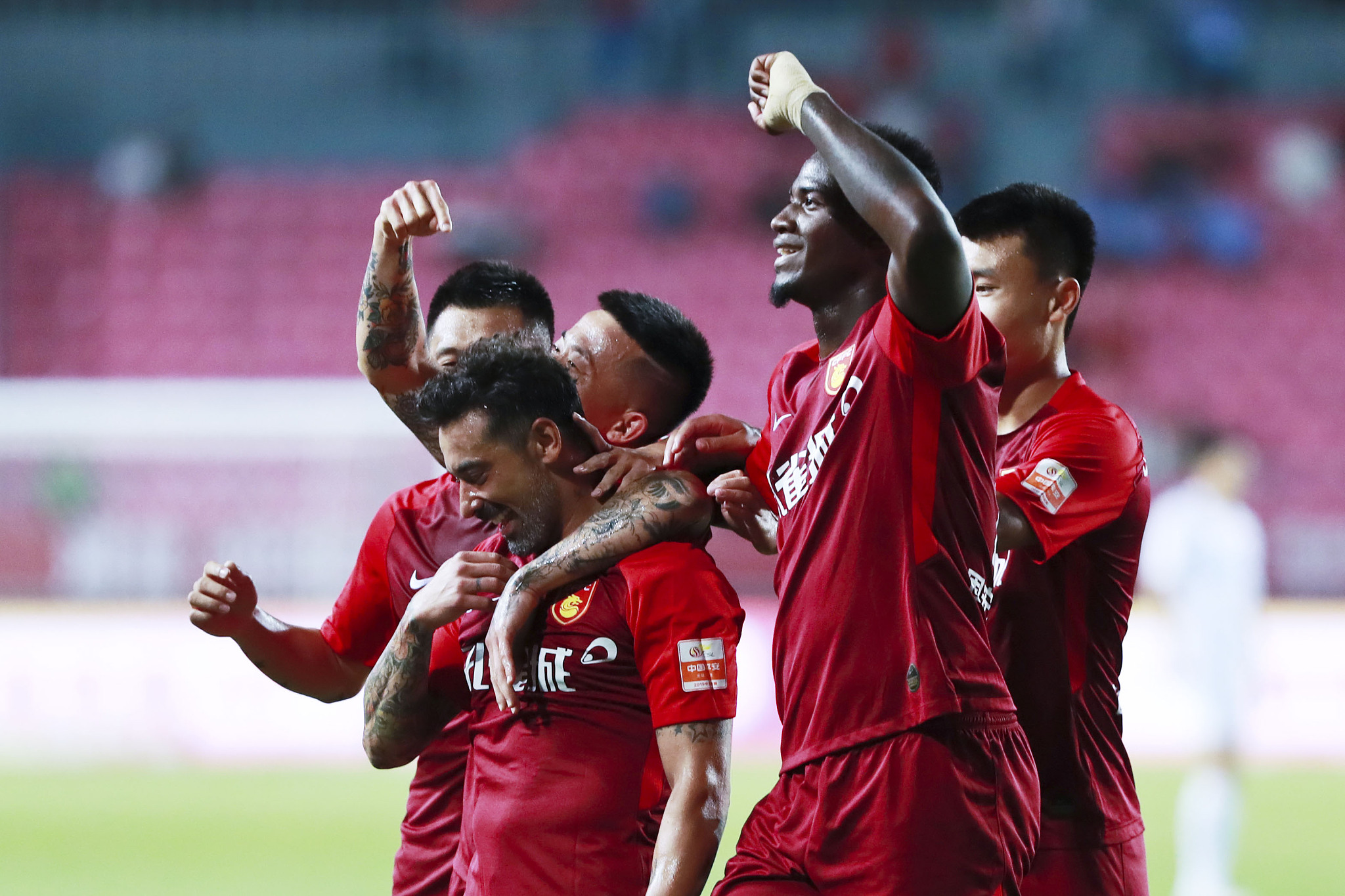 记者：前国门李雷雷有望接替杨智，担任青岛西海岸守门员教练（媒体称前国门李雷雷或将接班杨智，出任青岛西海岸门将教练）