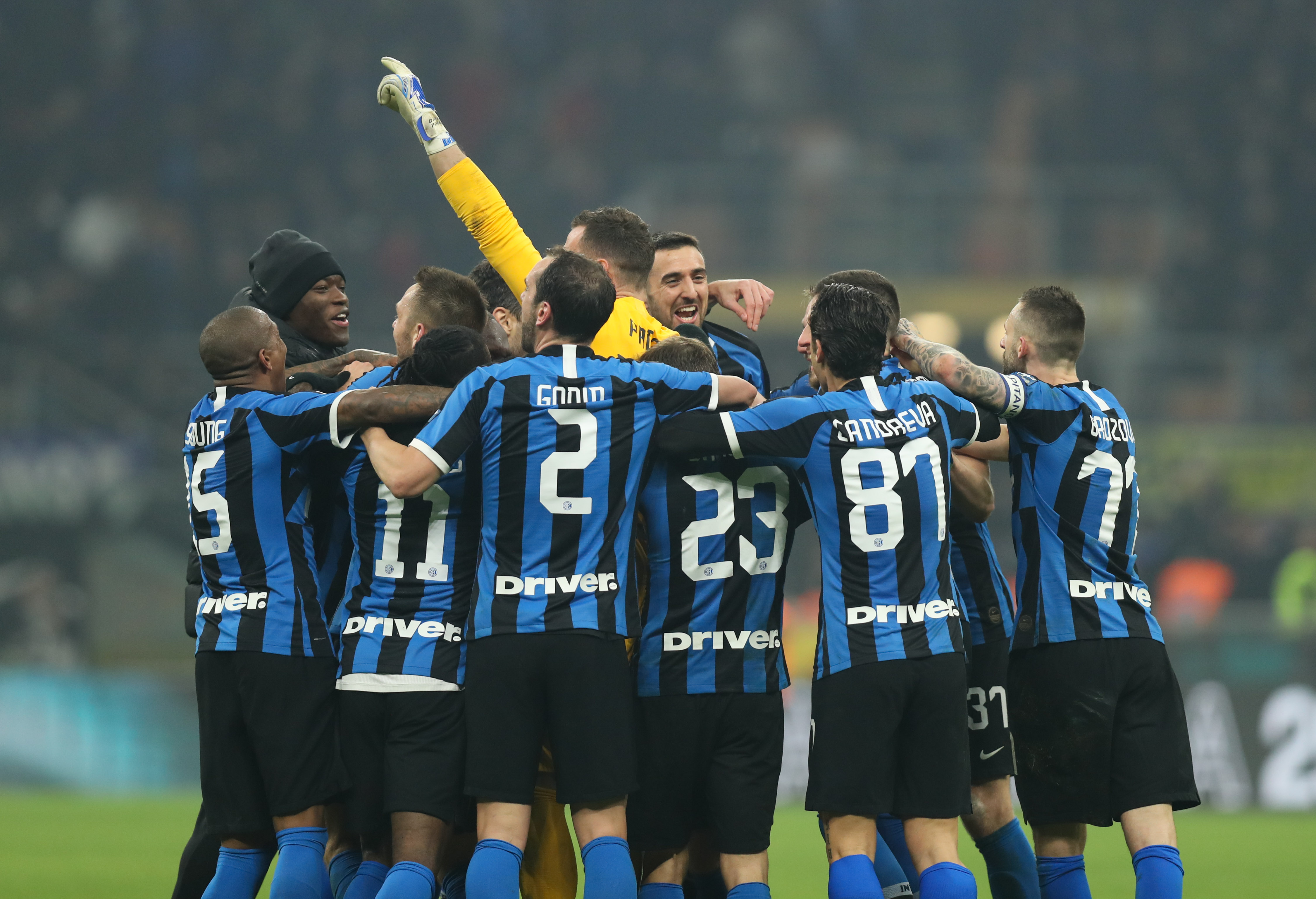 腿软！男子在1800米高空踢球：球场无护栏 致敬C罗 最后跳伞降落（惊心动魄！男子在海拔1800米无护栏球场踢球致敬C罗，最终跳伞落地）