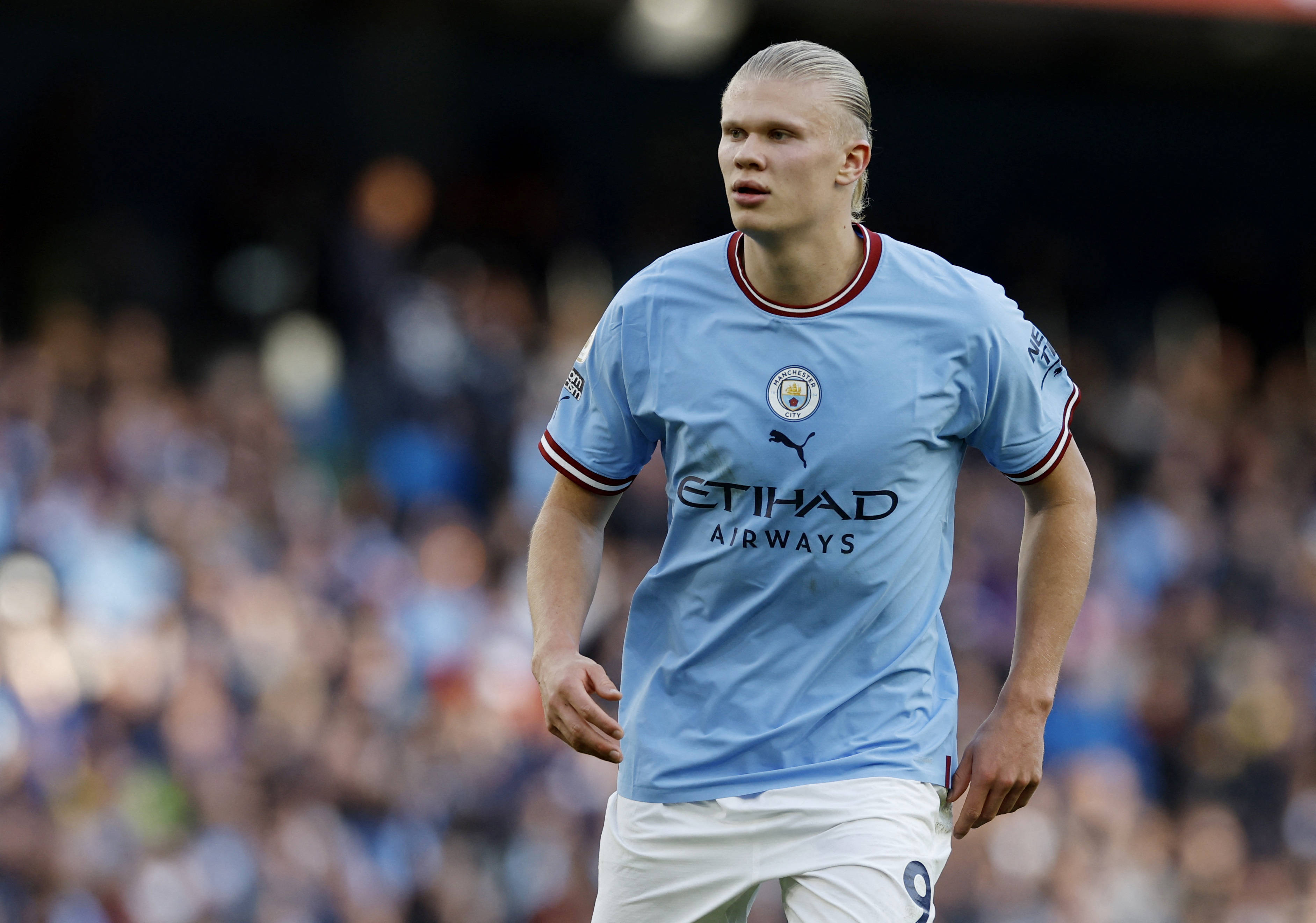 豪取16连胜，孔帕尼在客胜巴黎后与球员一同庆祝胜利（做客巴黎告捷，孔帕尼率队同庆，豪取16连胜）