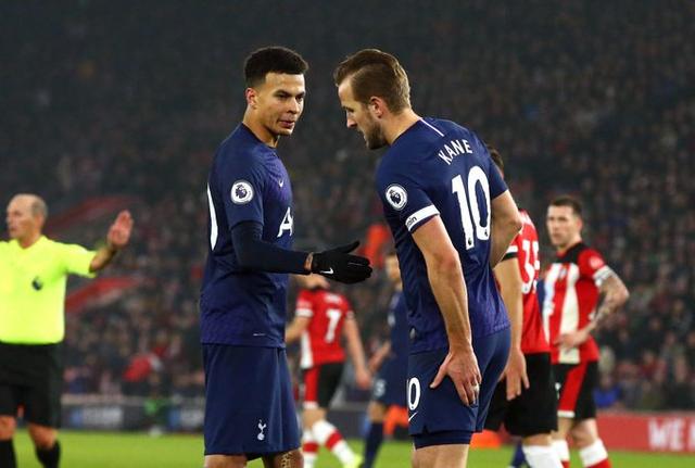 逆天，挪威甲门将点球大战一脚将摆好的球踢走以干扰对方（点球大战现争议：挪威甲门将踢走已摆好皮球干扰对手）