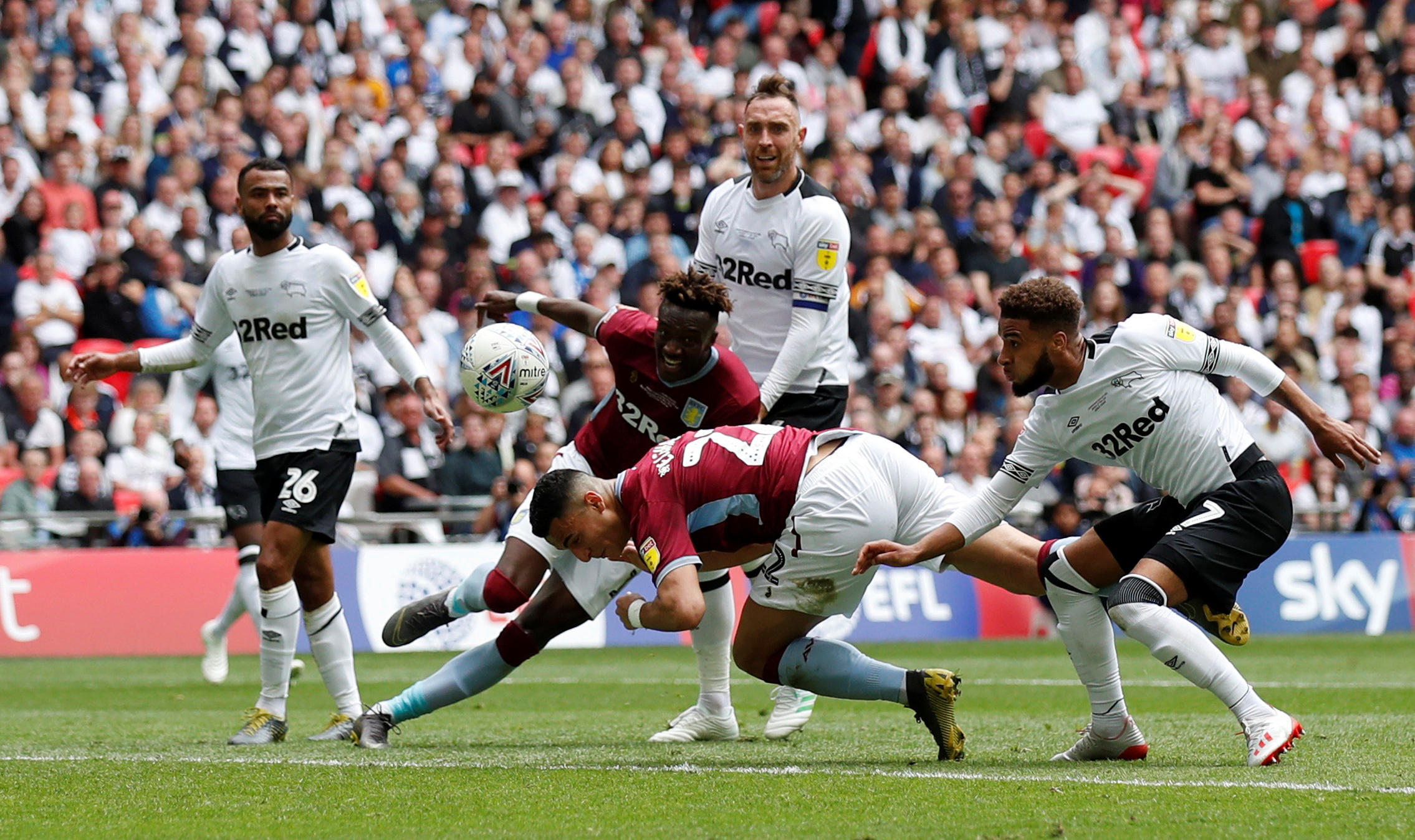 球队开场三分钟就进球，太狠（球队开场3分钟闪电破门，太猛了）